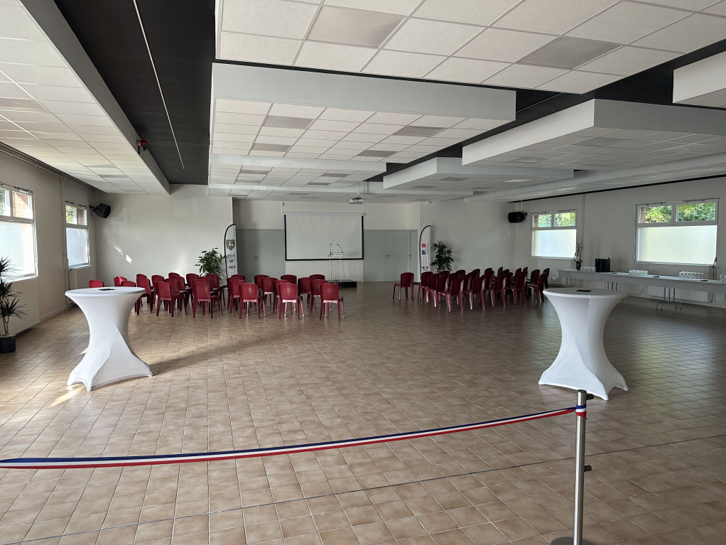 Equipement en sonorisation d'une salle des fêtes avec matériel vidéo pour réunion et voeux à la population
